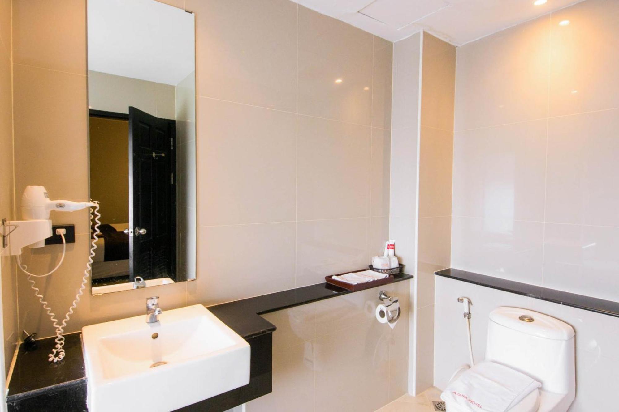 C Hotel Bangna Bangkok Kültér fotó